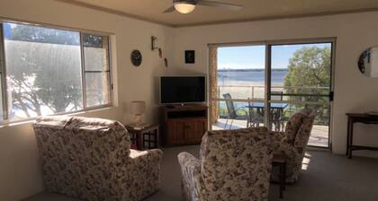 Waterfront Family Apt, Golden Beach