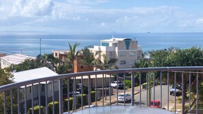 A residential area with a view of the sea, featuring modern buildings and parked cars. - Sahara Sands U4-Kings Beach Escape (Kings Beach)