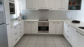 Een koelkast, een microgolfoven, een oven, een kookplaat