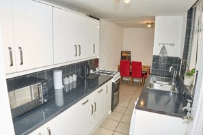 Kühlschrank, Mikrowelle, Ofen, Toaster