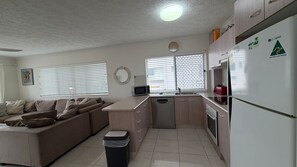 Mikroaaltouuni, uuni, liesi, astianpesukone