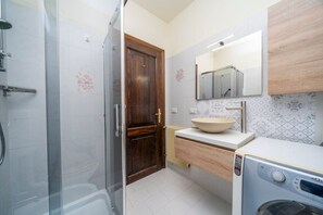 Shower, hair dryer, bidet - GuestHost - Functional 60 sqm apartment, ideal for 6 guests, 3 min walk from the Italian Ski and Snowboard School Tarvisio - Sella Nevea. Tarvisio, located in the heart of the Julian Alps, offers breathtaking landscapes and a rich variety of hiking trail (Tarvisio)