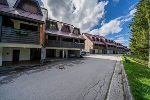 Exterior - GuestHost - Functional 60 sqm apartment, ideal for 6 guests, 3 min walk from the Italian Ski and Snowboard School Tarvisio - Sella Nevea. Tarvisio, located in the heart of the Julian Alps, offers breathtaking landscapes and a rich variety of hiking trail (Tarvisio)