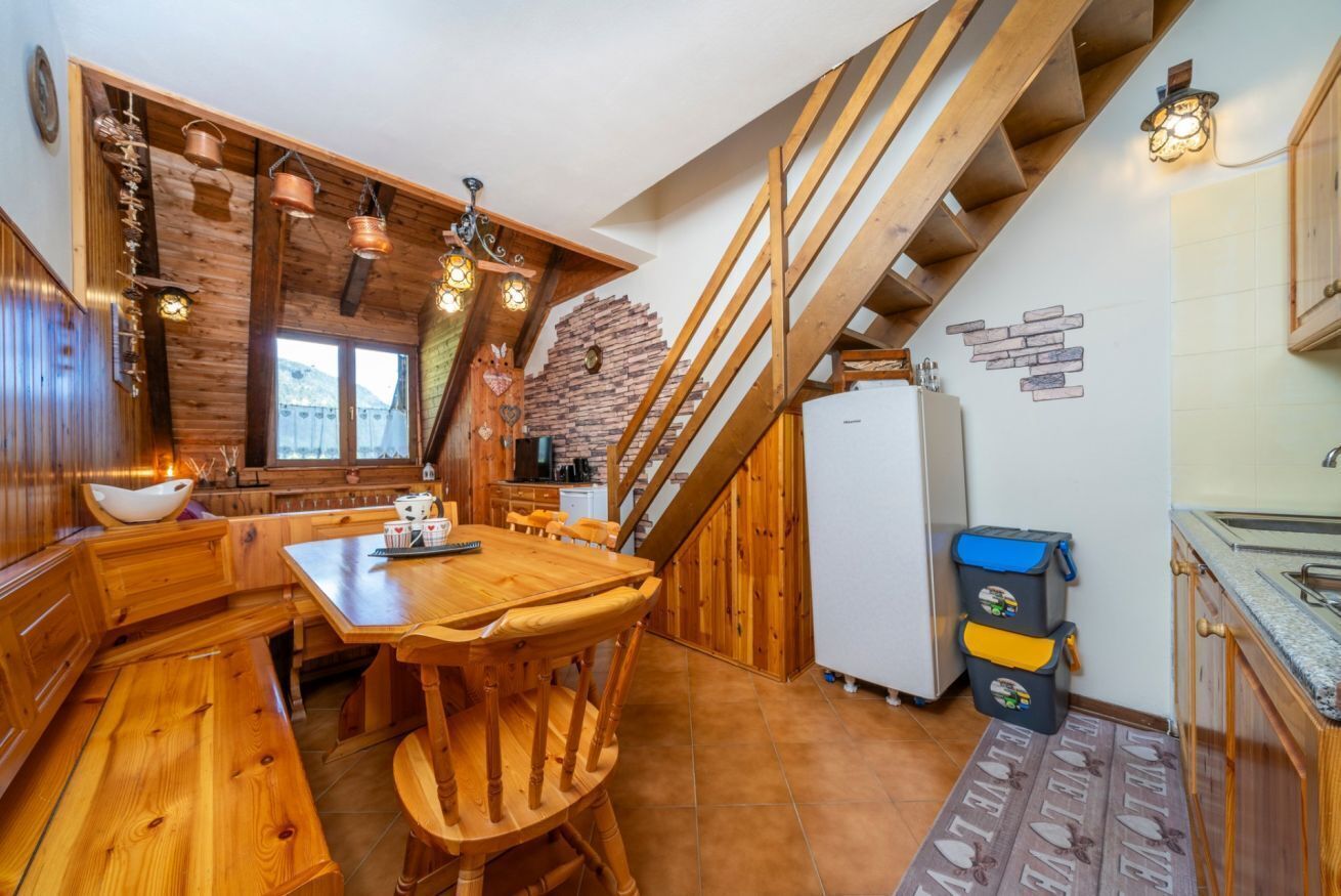 Geladeira, micro-ondas, cooktop, talheres/pratos/utensílios de cozinha