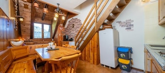 Gabry's House! Three Boundaries Functional Duplex x8