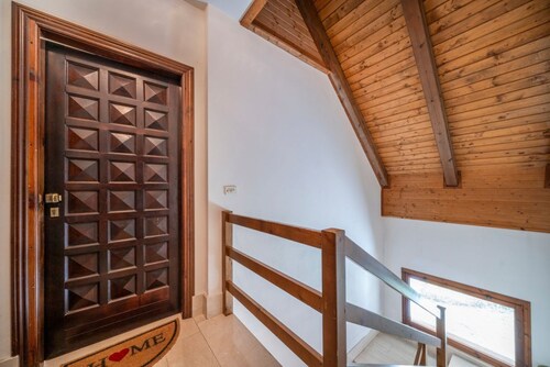 Functional 60 sqm apartment, ideal for 6 guests, 3 min walk from the Italian Ski and Snowboard School Tarvisio - Sella Nevea. Tarvisio, located in the heart of the Julian Alps, offers breathtaking landscapes and a rich variety of hiking trails. The apart