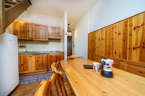 Dining - GuestHost - Functional 60 sqm apartment, ideal for 6 guests, 3 min walk from the Italian Ski and Snowboard School Tarvisio - Sella Nevea. Tarvisio, located in the heart of the Julian Alps, offers breathtaking landscapes and a rich variety of hiking trail (Tarvisio)