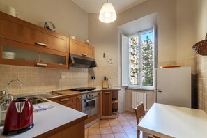 Fridge, oven, stovetop, dishwasher