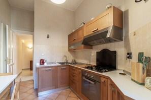 Frigorífico, horno, placa de cocina y lavavajillas
