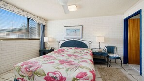 3 bedrooms, WiFi, bed sheets - Edgecliffe 9 Waterfront Kings Beach Views (Caloundra)
