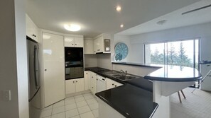 Fridge, microwave, oven, stovetop - Shelley Point U8 Relax & Unwind By Kings Beach (Kings Beach)