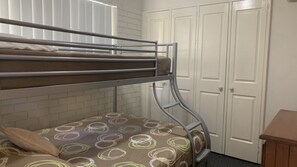 2 chambres, fer et planche à repasser, literie fournie