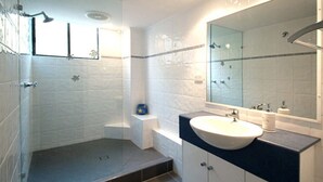 Unclassified image, 3 of 10, button - Oceanfront Apt | Panoramic Views (Caloundra)