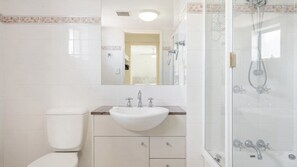 Shower - Cetina 6 Waterfront Views Of Pumicestone Passage (Caloundra)