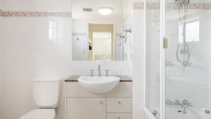 Shower - Cetina 6 Waterfront Views Of Pumicestone Passage (Caloundra)