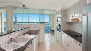 Microwave, oven, stovetop, dishwasher - Cetina 6 Waterfront Views Of Pumicestone Passage (Caloundra)