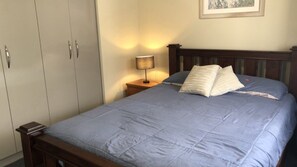 2 عدّة غرف نوم ومكواة/لوح كي وواي فاي وملاءات أسرّة