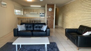 TV, DVD player - Wirruna 4 Ocean Views Close To Bulcock Beach (Caloundra)
