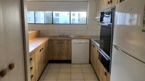 Microwave, oven, stovetop, dishwasher - Wirruna 4 Ocean Views Close To Bulcock Beach (Caloundra)