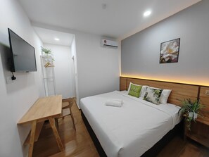 Premier King Room | Desk, iron/ironing board, free WiFi