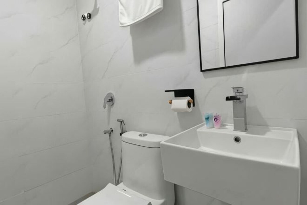 A bathroom with a toilet, bidet, and sink.