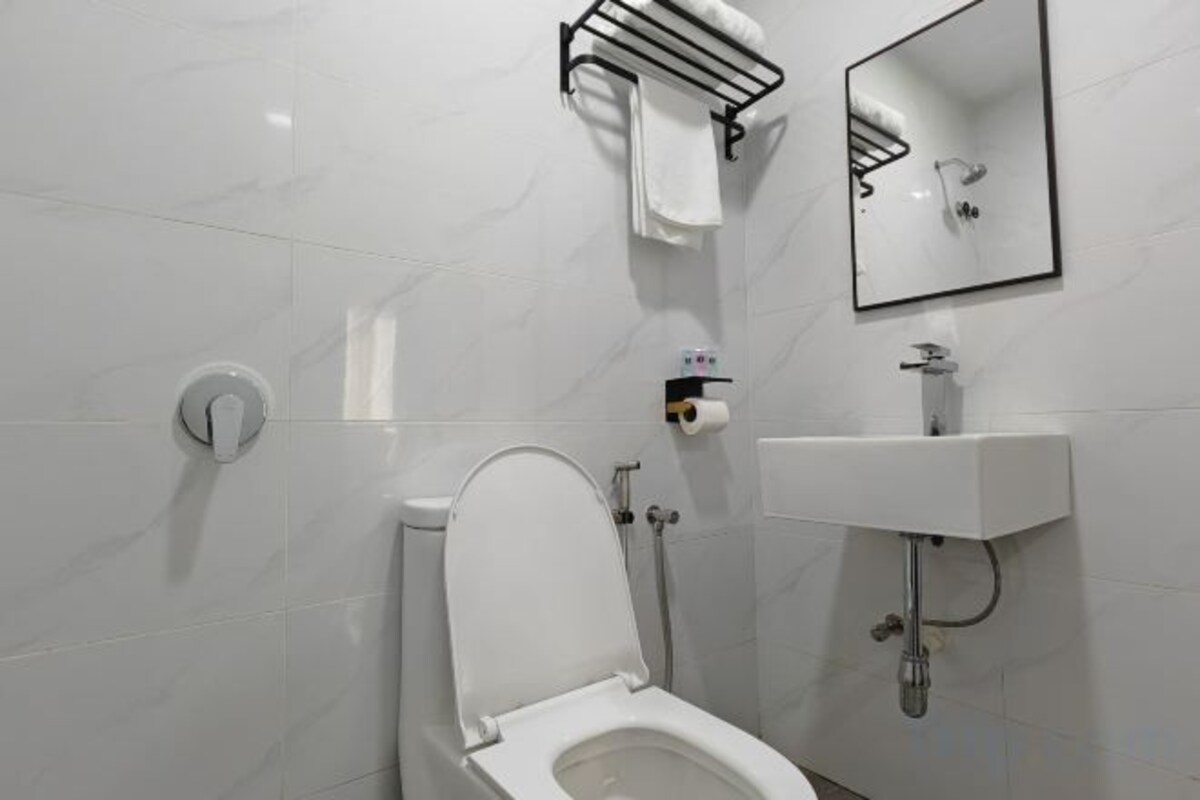 Shower, pengering rambut, kloset, dan handuk