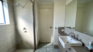 Douche, serviettes fournies