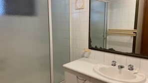 Shower - HIGHLANDER UNIT 4 - a short walk to the patrolled surf (Kings Beach)