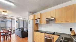 Microwave, oven, stovetop, dishwasher - HIGHLANDER UNIT 4 - a short walk to the patrolled surf (Kings Beach)
