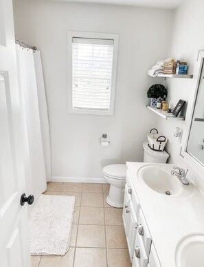 Hair dryer, towels, soap, toilet paper - Charming 4-bedroom house close to Indiana University campus (Bloomington)