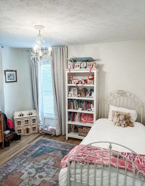 4 bedrooms, iron/ironing board, WiFi, bed sheets - Charming 4-bedroom house close to Indiana University campus (Bloomington)