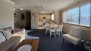 TV - Whiteopal Close To Kings Beach With Ocean Views (Kings Beach)