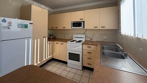 Fridge, microwave, oven, stovetop - Whiteopal Close To Kings Beach With Ocean Views (Kings Beach)