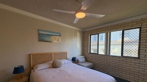 2 bedrooms, iron/ironing board, bed sheets - Whiteopal Close To Kings Beach With Ocean Views (Kings Beach)