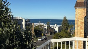 Property grounds - Whiteopal Close To Kings Beach With Ocean Views (Kings Beach)