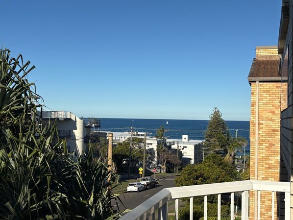 Property grounds - Whiteopal Close To Kings Beach With Ocean Views (Kings Beach)