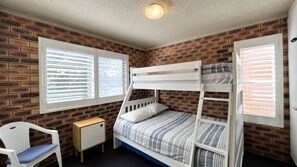 2 bedrooms, bed sheets - Tingira Sea 3 Walk To Bulcock Beach & Ocean Views (Caloundra)