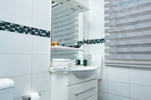 シャワー、ヘアドライヤー、タオル