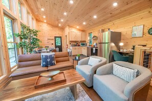 Smart TV, fireplace, video games - Private Modern 2BR Treehouse + Views, Hot tub, Firepit, and POOL! (Sevierville)