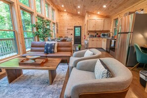 Smart TV, fireplace, video games - Private Modern 2BR Treehouse + Views, Hot tub, Firepit, and POOL! (Sevierville)