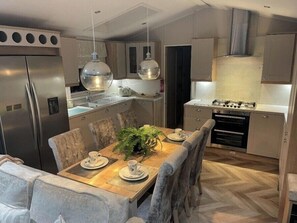 Fridge, microwave, oven, stovetop - Skegness - Lodge - Sleeps 6 - Parking - Garden (Skegness)