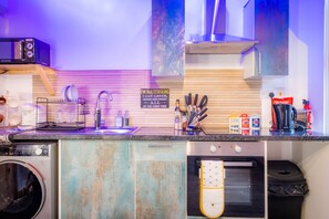 Een koelkast, een microgolfoven, een oven, een kookplaat