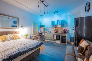 Iron/ironing board, WiFi, bed sheets - Renovated Studio - Free Parking - Great Location (Leeds)