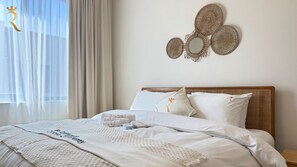 4 habitaciones, escritorio y tabla de planchar con plancha 
