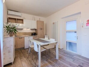 Refrigerador, lavavajillas y utensilios de cocina 