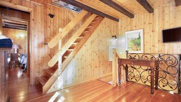 4 bedrooms, iron/ironing board, WiFi, bed sheets