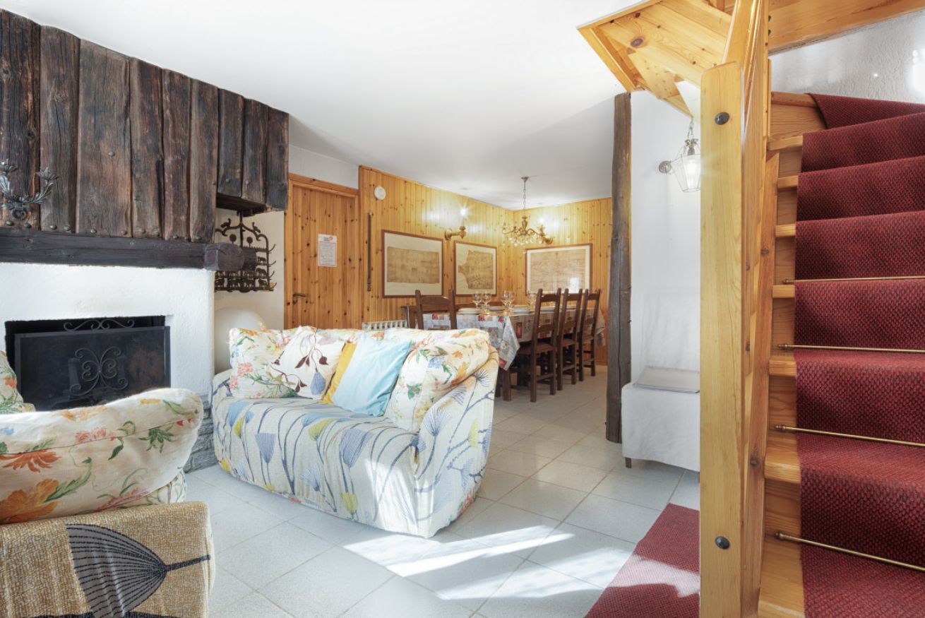 Una televisión, una mesa de tenis de mesa