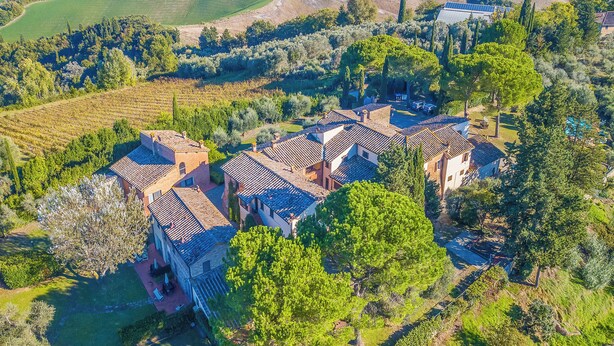 A large villa with multiple buildings, surrounded by lush greenery and vineyards. - Chianti Olmo&Pini Shared Pool, Castelfiorentino, Italy (Castelfiorentino)