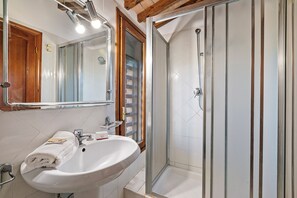 Dusche, Bidet, Handtücher