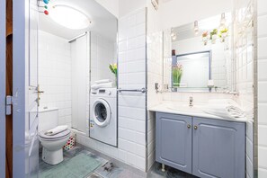 Shower, bidet, towels